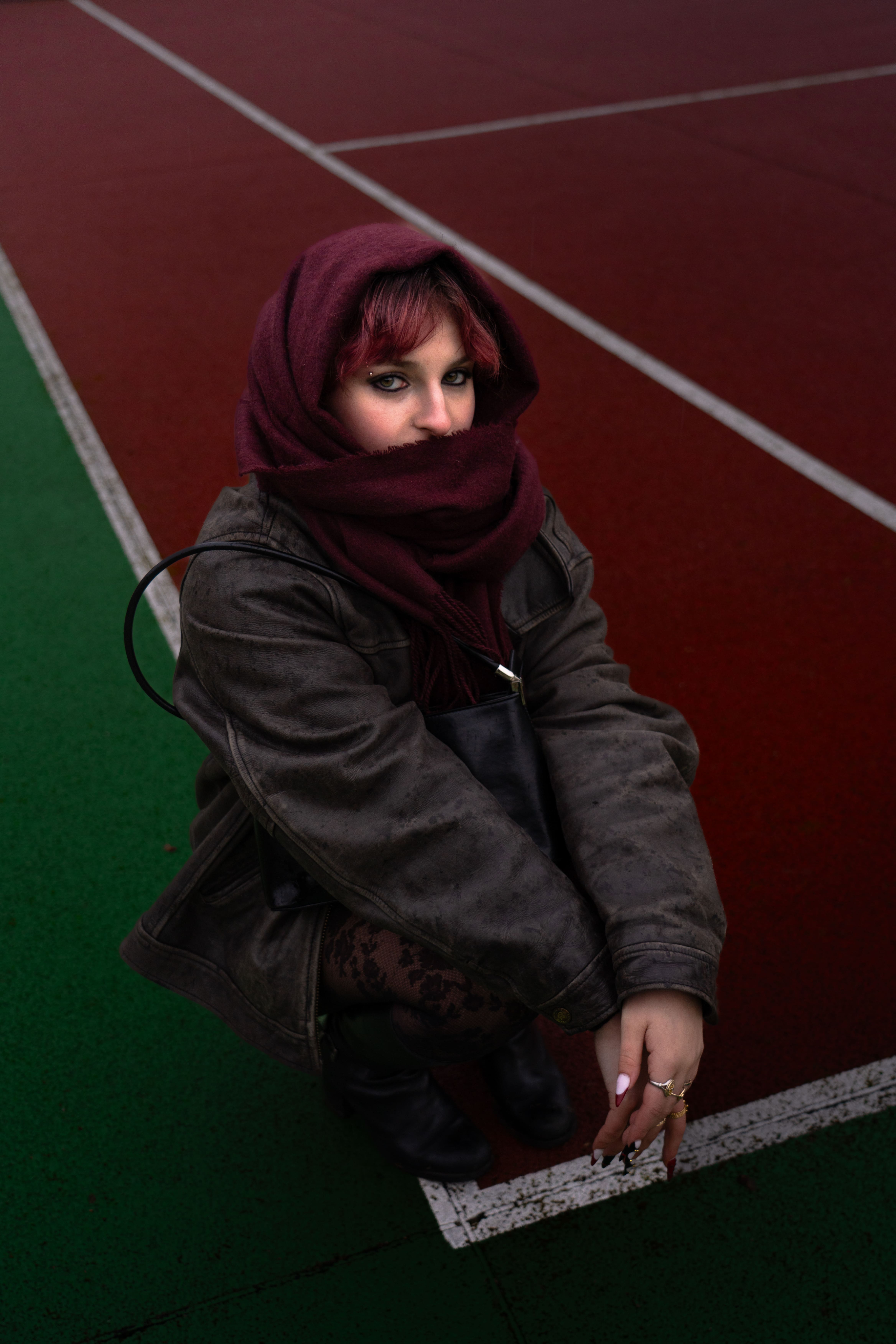 photo femme à genoux mode yeux verts femme fatale terrain de tennis photographie de mode chambéry grenoble portrait femme