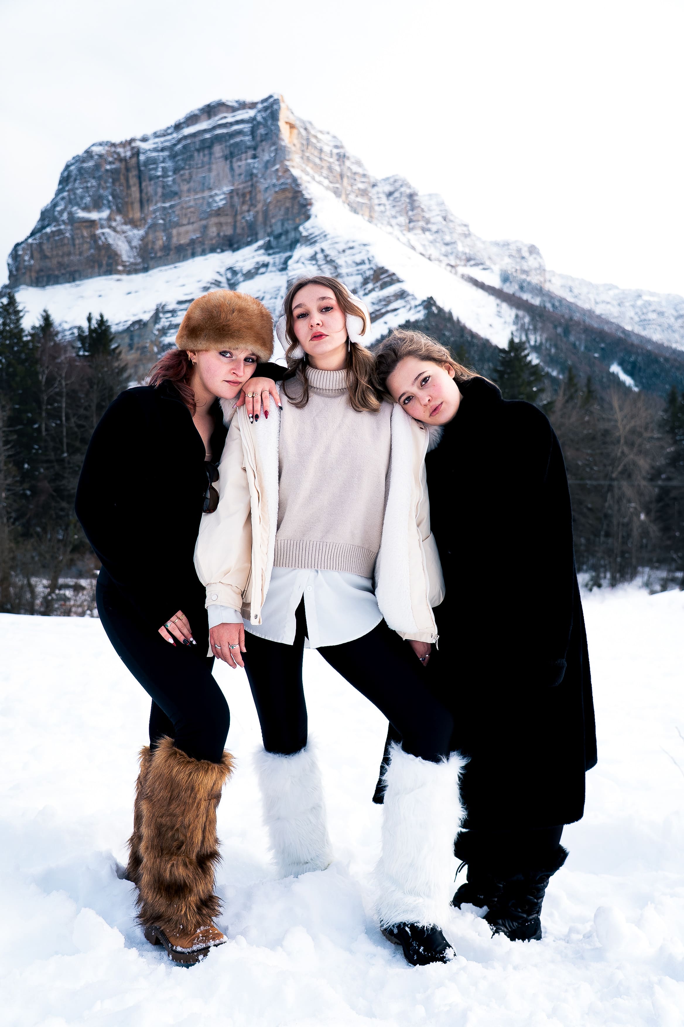 photo femmes mode à la neige à la montagne 3 modèles style riche au mont granier en savoie chambéry grenoble photographie